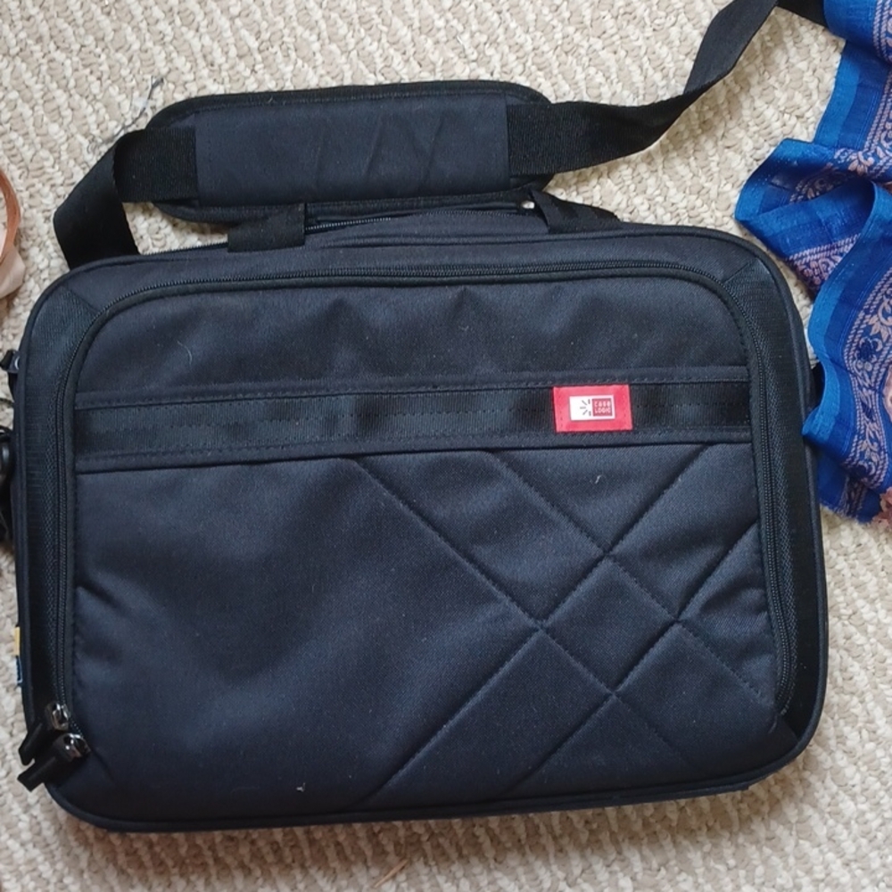 Case logic laptop bag with shoulder strap and handles new condition int and ext